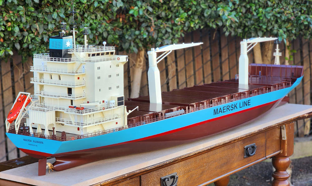 HO SCALE CONTAINERSHIP